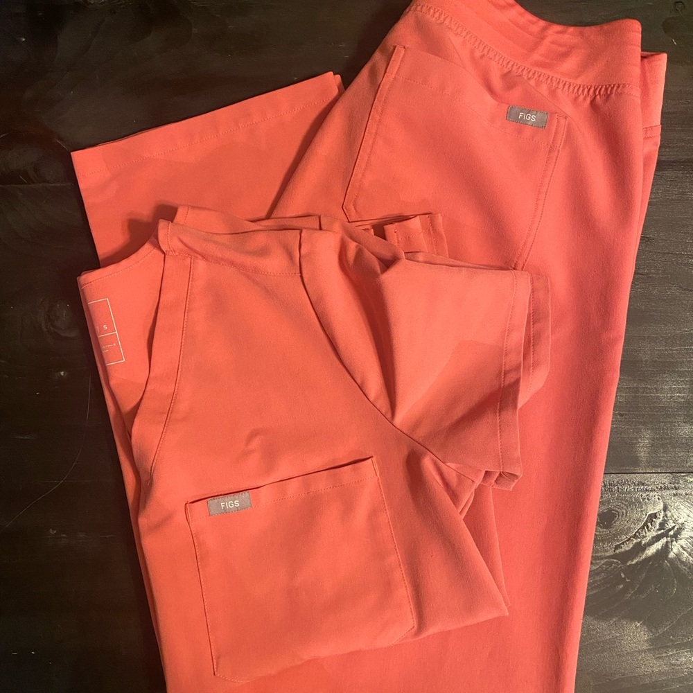 Figs Coral Scrub Set